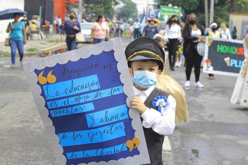 El pequeño José Alberto Gonzáles de 6 años de la Aileen Bilingual School &amp; Institute desfiló disfrazado del General Francisco Morazán portando un bonito mensaje