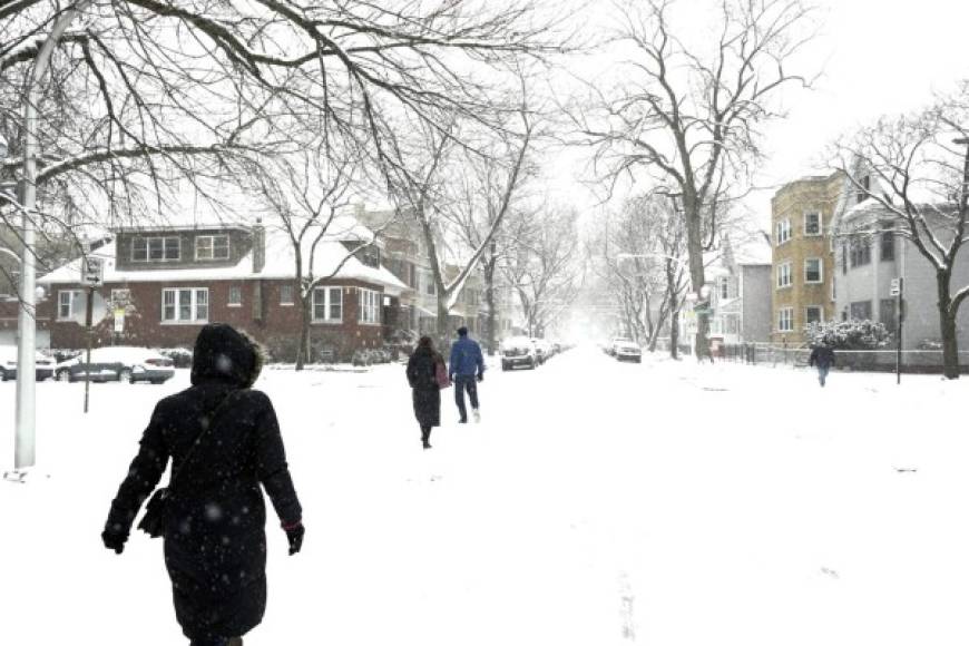 La tormenta de nieve provocó un récord de casi 1,5 metros de nieve en 48 horas en la ciudad de Erie, en Pensilvania, obligando a los funcionarios a declarar estado de emergencia.