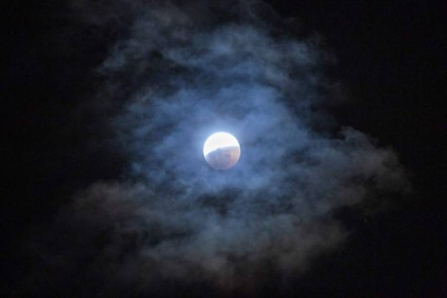 El eclipse que se vio desde México y Los Ángeles, de París a Uarzazat, las miradas se posaron en el cielo para observar el fenómeno que duró unas tres horas: una primera hora en que la Luna llena fue suavemente tragada por la sombra de la Tierra, luego una hora de eclipse total y finalmente una hora en que la Luna progresivamente se asomó nuevamente plena y brillante. Este cautivante eclipse fue visto por millones de personas y los usuarios de LA PRENSA compartieron fotografías.