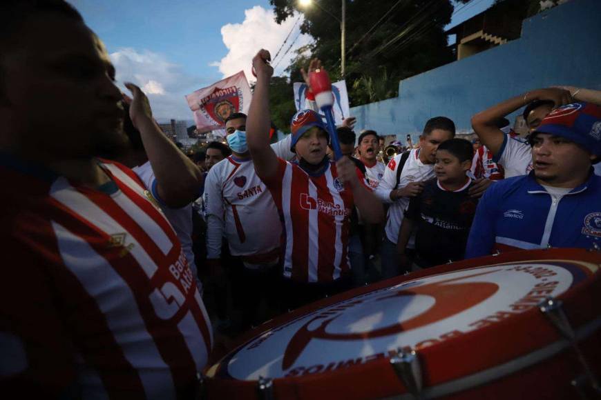 La Ultra Fiel se hizo presente en las afueras del estadio Nacional Chelato Uclés y antes de ingresar montó su show.