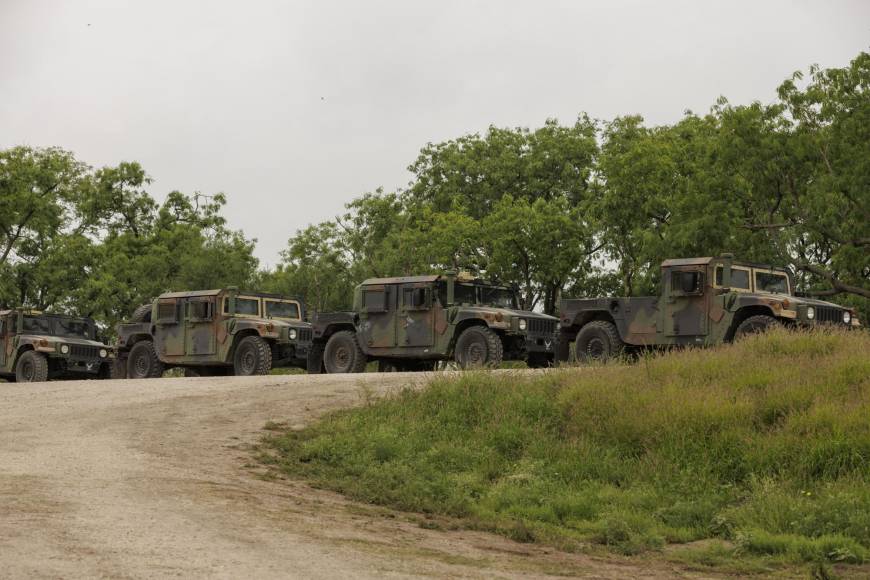 Texas despliega militares y helicópteros Black Hawk en la frontera para frenar migrantes