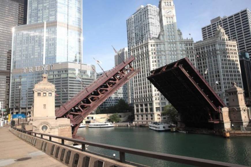 Los puentes en Chicago permanecen levantados para evitar el paso hacia el centro de la ciudad.