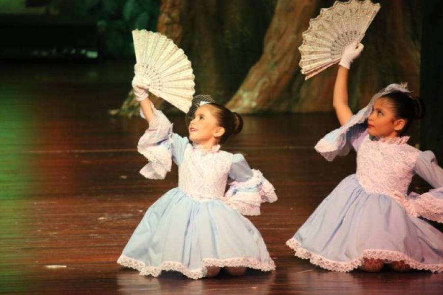 La sociedad fue representada por niñas con traje de época.