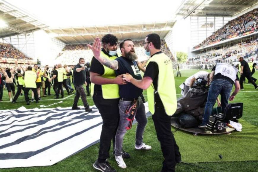 Unos 1.400 aficionados del Lille efectuaron el desplazamiento al estadio Bollaert-Delelis.