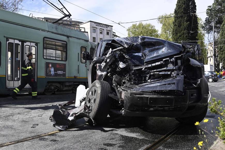 La parte delantera del coche del futbolista, una Land Rover Defender, y la del tranvía resultaron dañados debido a la fuerza del impacto.