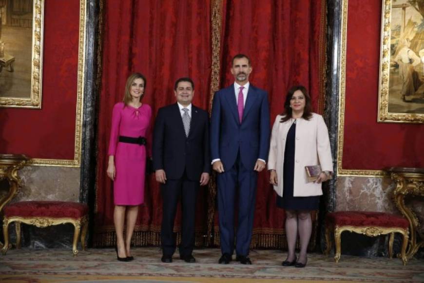 Los Reyes de España Felipe y Letizia posan para los medios junto al presidente de Honduras, Juan Orlando Hernández, y su esposa, Ana García Hernández, momentos antes del almuerzo que han ofrecido hoy en el Palacio Real en honor del mandatario hondureño, con motivo de su visita oficial a España.