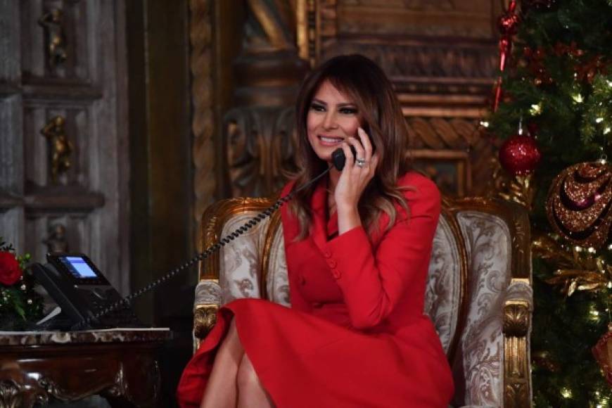 Melania también contestó llamadas: '¿Cómo estás? Feliz Navidad. ¿Estás rastreando a Papá Noel? ¿Sabes donde está en este momento?'.