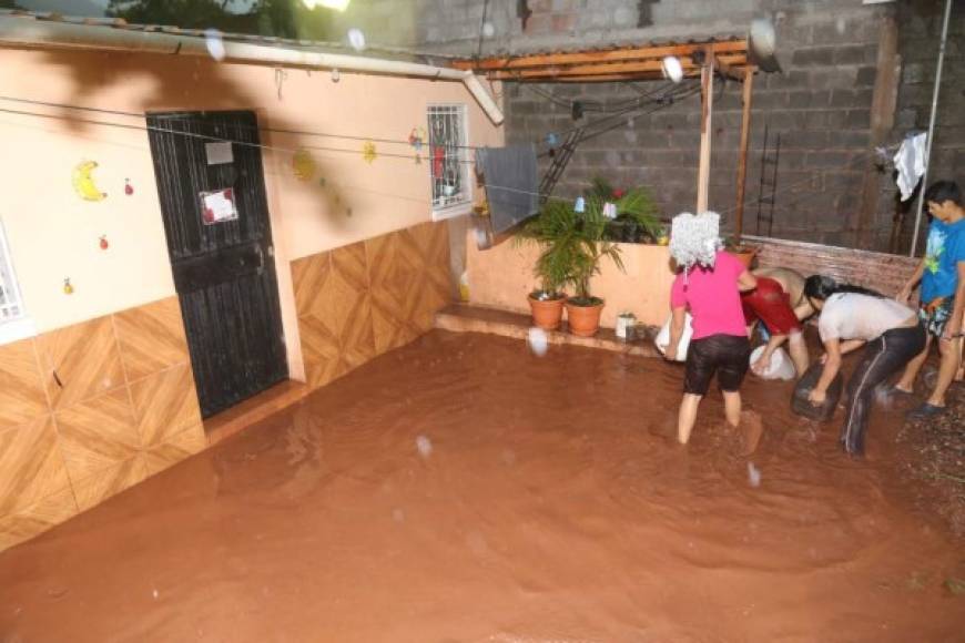 Minutos de lluvia en Tegucigalpa fueron suficientes para que se reportaran varias casas inundadas.