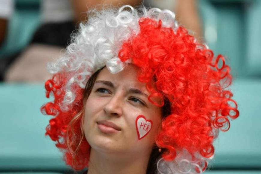 Una peruana apoyando a su selección ante Australia. Foto AFP