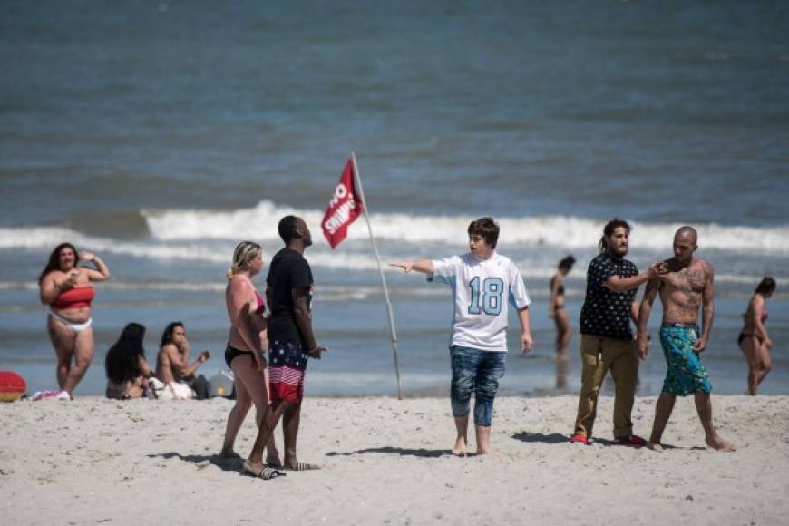 En Carolina del Sur, miles de personas abarrotaron las playas sin tomar las medidas de prevención para evitar la propagación del Covid 19 que ya deja casi 100,000 muertos en EEUU.