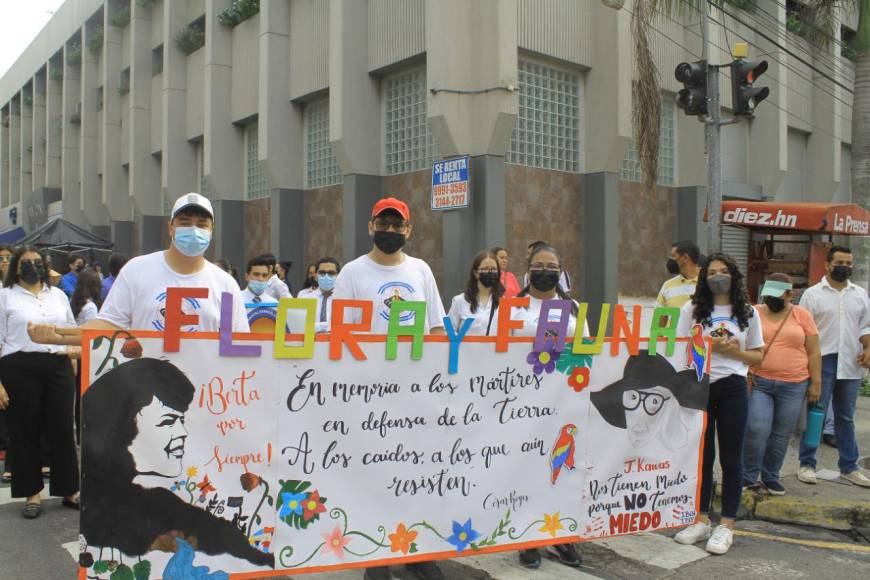 Estudiantes de primero de BCH del IDEC aprovecharon el recorrido patriótico para rendir homenaje a las mártires ambientalistas Berta Cáceres y Jeannette Kawas