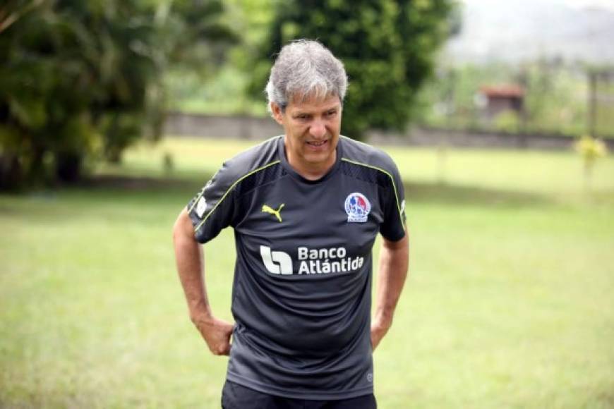 Carlos Restrepo aseguró que Olimpia dará sus bajas en el próximo lunes. 'El lunes vamos a estar tomando la decisión, ya que vienen la inscripciones y los jugadores deben de estar definidos'.