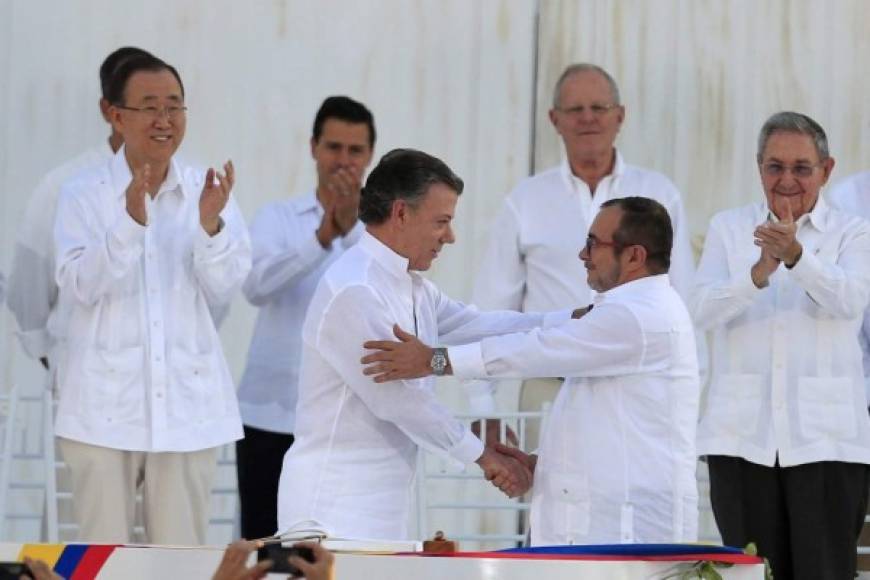 6. Un pacto de paz pone fin a la guerra en Colombia <br/><br/>Tras cuatro años de negociaciones públicas, los combates entre las fuerzas del Estado y las Fuerzas Armadas Revolucionarias de Colombia (Farc) son, oficialmente, parte de la historia. La guerrilla dio el adiós definitivo a las armas para convertirse en un controversial partido político tras firmar un acuerdo de paz con el Gobierno de Juan Manuel Santos en agosto pasado, poniendo fin a un conflicto armado de más de 50 años que dejó unos 200 mil muertos y millones de desplazados.<br/>El máximo jefe de la exguerrilla, Rodrigo Londoño, alias “Timochenko”, será el primer candidato a la Presidencia del renovado partido. Para Senado y Cámara, el nuevo partido inscribió a otros de sus líderes, como Iván Márquez o Pablo Catatumbo, en una polémica decisión porque pueden llegar al Congreso sin ser enjuiciados.