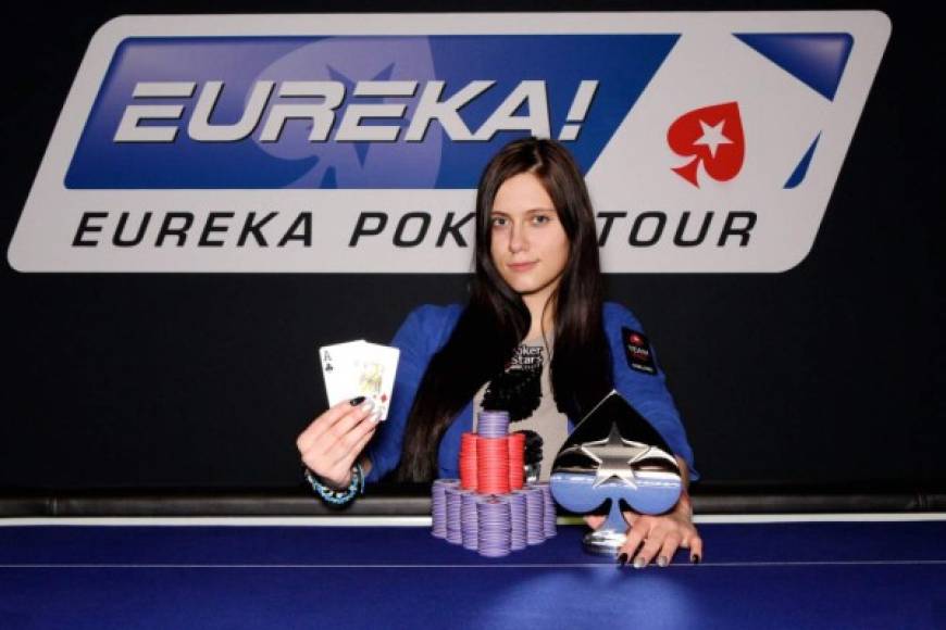 Además del póker, Novikova estaba interesada en el remo, el boxeo y el tiro con arco.