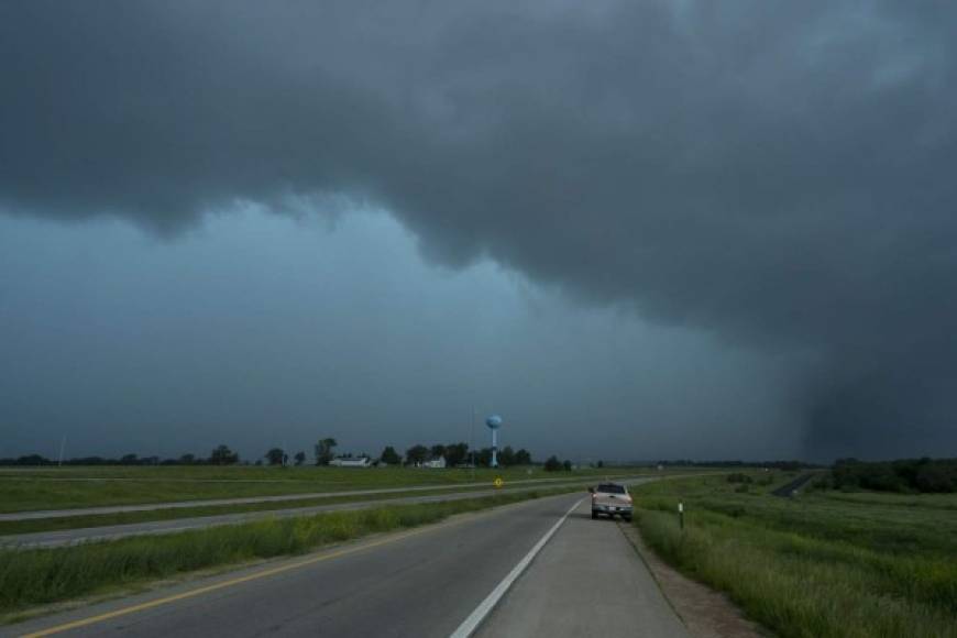 Según el Servicio Nacional de Meteorología, un peligroso tornado de gran tamaño tocó tierra en el extremo occidental de Kansas City, el martes por la noche, apenas un día después de que otro monstruoso tornado causara estragos en Ohio.