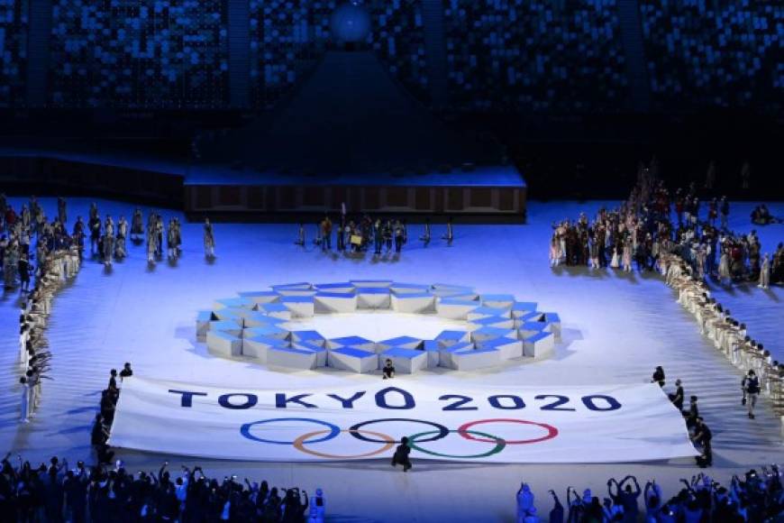 'Declaro el inicio de la a trigésimo segunda edición de las Olimpiadas', dijo Naruhito en el tramo final de la ceremonia, que tuvo lugar sin público y ante una reducida presencia de dignatarios extranjeros debido a la pandemia.<br/>