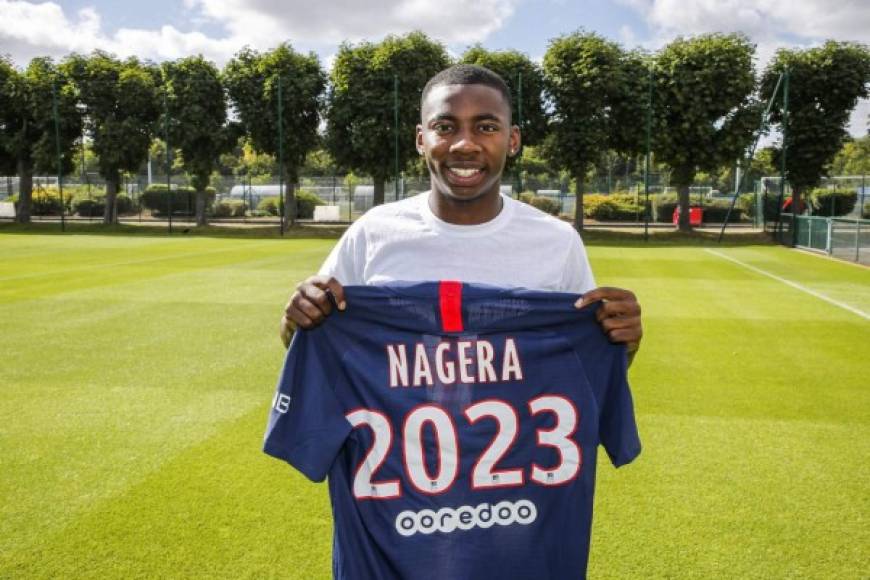 El París Saint Germain anunció este lunes la firma del primer contrato profesional hasta 2023 para Kenny Nagera, delantero francés de 18 años.