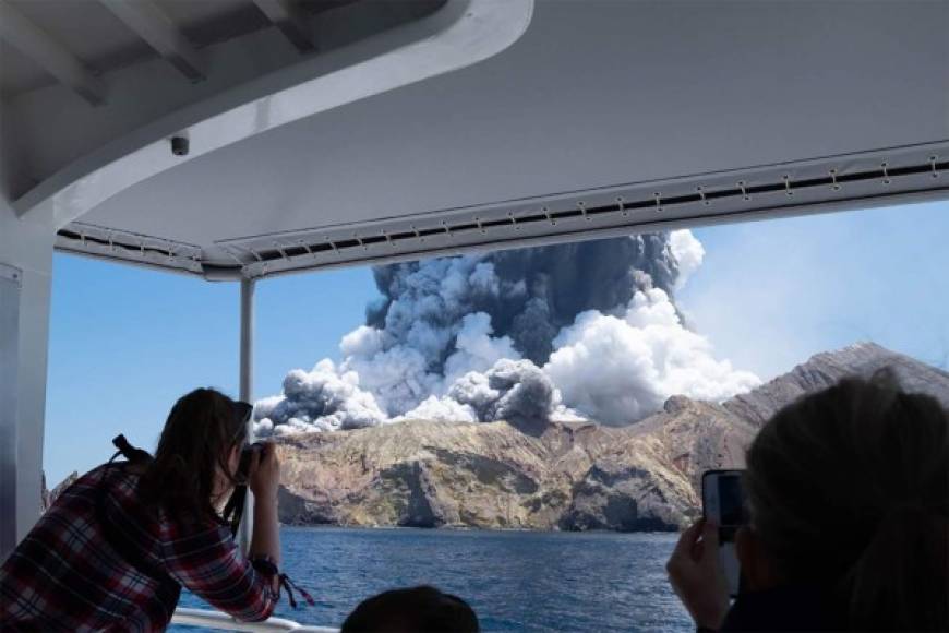 TOPSHOT - This handout photograph courtesy of Michael Schade shows the volcano on New Zealand's White Island spewing steam and ash moments after it erupted on December 9, 2019. - New Zealand police said at least one person was killed and more fatalities were likely, after an island volcano popular with tourists erupted on December 9 leaving dozens stranded. (Photo by Handout / Michael Schade / AFP) / RESTRICTED TO EDITORIAL USE - MANDATORY CREDIT 'AFP PHOTO / MICHAEL SCHADE' - NO MARKETING NO ADVERTISING CAMPAIGNS - DISTRIBUTED AS A SERVICE TO CLIENTS == NO ARCHIVE
