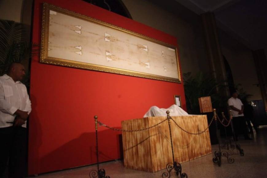 El manto está fabricado de lino y tiene una longitud de 4.42 metros de largo por 1.13 metros de ancho.
