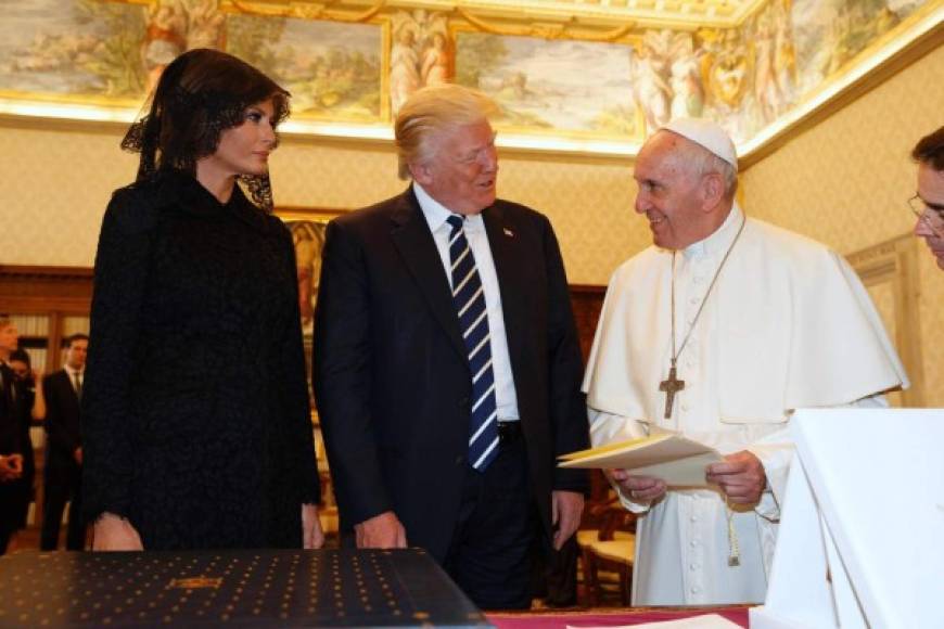 Melania y el presidente estadounidense Donald Trump dialogan con el Papa. La forma correcta para dirigirse es con el apelativo “Su Eminencia”. Durante los oficios, según el protocolo, los cardenales aparecen junto al Santo Padre y se colocan por orden de la fecha de su nombramiento, quedando más cerca de Su Santidad los más antiguos.