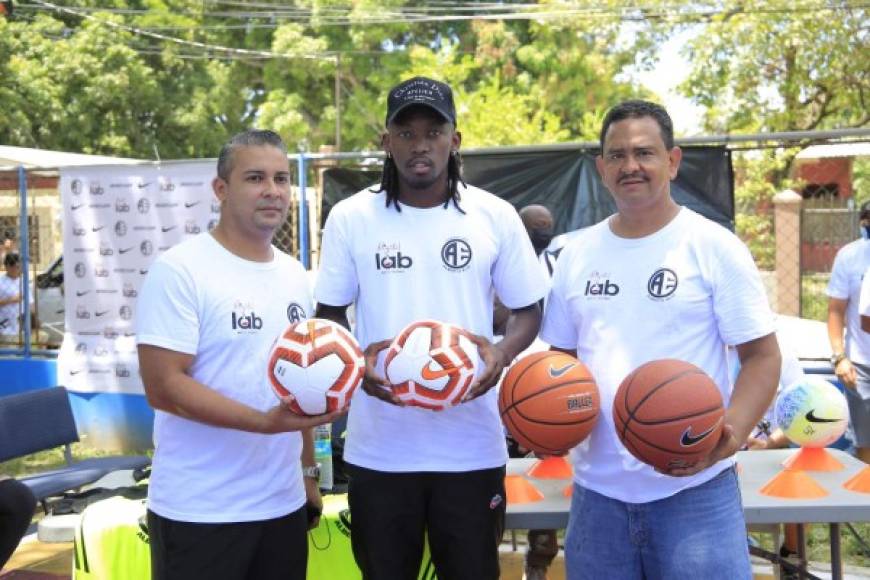 Alberth Elis también obsequió balones de fútbol y baloncesto a los chicos de la colonia Suyapa de Chamelecón.
