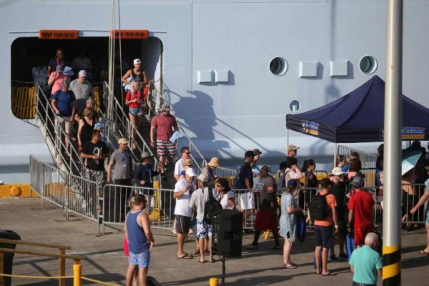 Allure of the Seas de la Royal Caribbean International llegó hoy en la mañana a Roatán, Islas de la Bahía.