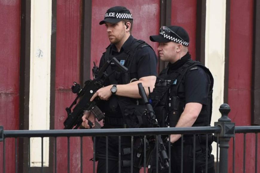 Policías antiterroristas continúan patrullando las calles de Manchester en busca de cualquier pista sobre el sangriento atentado.