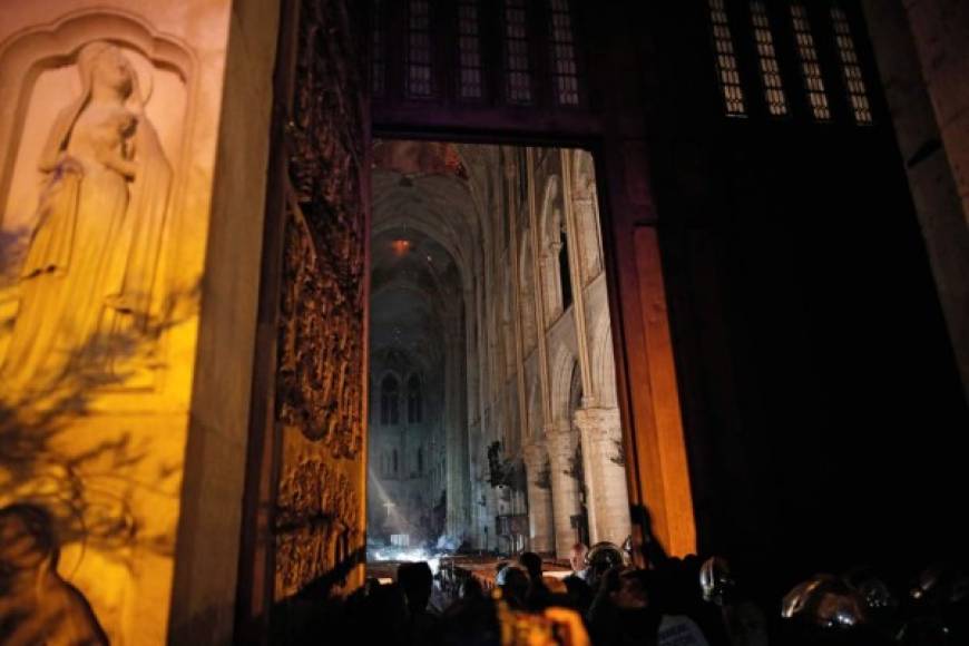 En la construcción de la catedral participaron numerosos artistas. Su primera aguja se erigió en 1250 y se derribó cinco siglos más tarde. Eugène Viollet-le-Duc, un arquitecto del siglo XIX que se dedicó a renovar los monumentos medievales, fue el responsable de la aguja que se vino abajo este lunes.