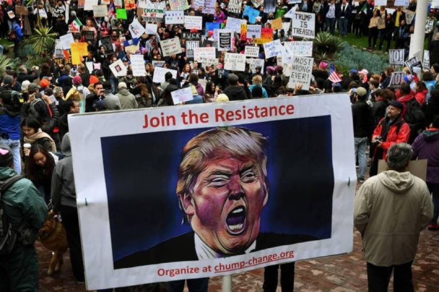 Al grito de '¡No es mi presidente!' y al ritmo de canciones patrióticas y de protesta, unas 10.000 personas manifestaban en Nueva York contra Donald Trump y más seguían llegando este lunes feriado, en el que Estados Unidos celebra el Día de los Presidentes.