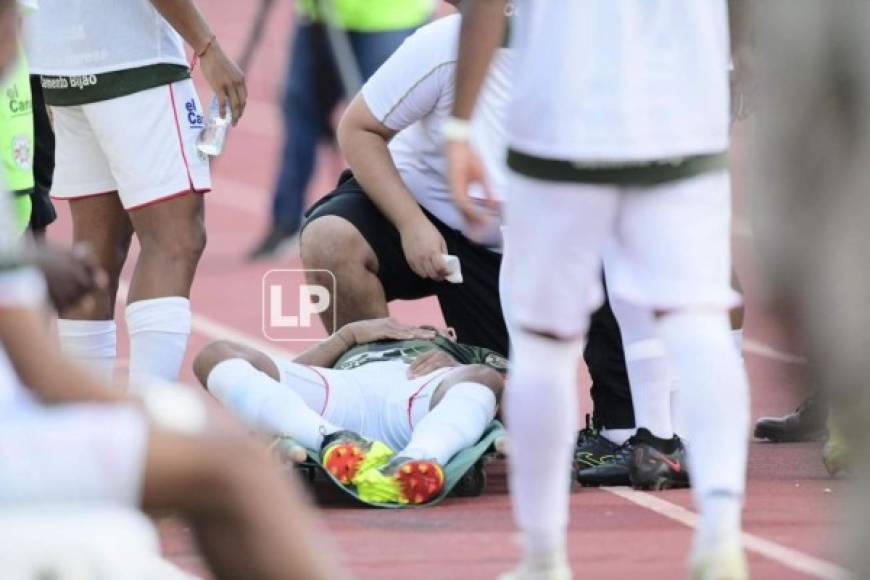 Mario Martínez estuvo un buen rato siendo atendido por los médicos del Marathón en la pista del estadio Olímpico. No pudo seguir en el partido.