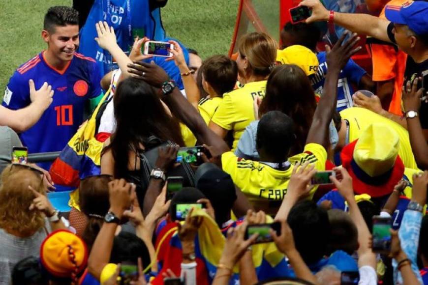 James Rodríguez celebra la victoria con los aficionados colombianos. Foto EFE