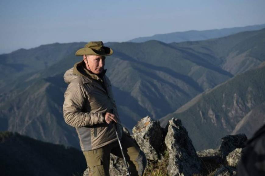 El presidente ruso practicó senderismo y navegó por el río Yanisei.