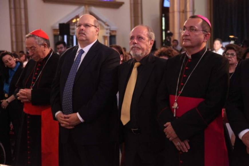 El Cardenal Óscar Andrés Rodríguez junto al presidente de Grupo Opsa y coordinador de la exposición, Jorge Canahuati, el experto italiano Bruno Barberis y el Obispo de Tegucigalpa, Monseñor Juan José Pineda.