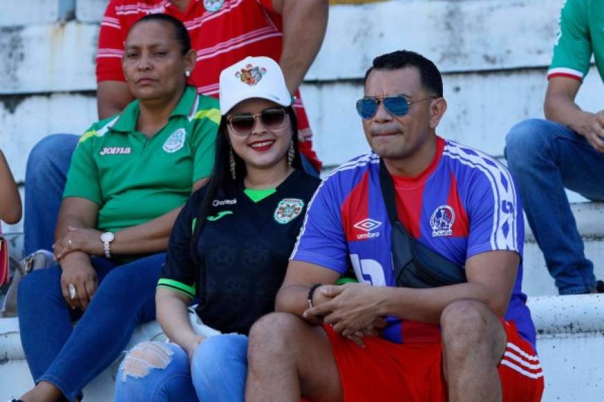 Algunos aficionados de Marathón y Olimpia llegaron en parejas.