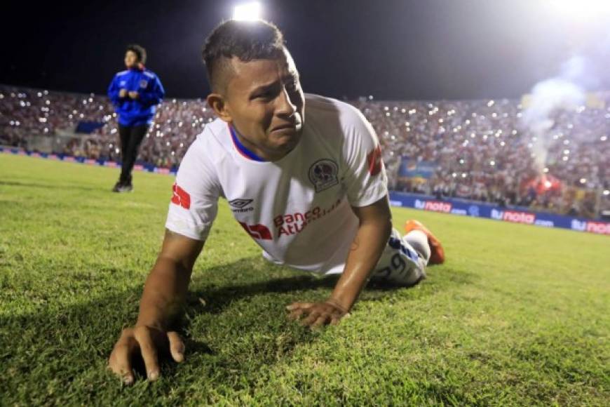 German 'Patón' Mejía rompió a llorar de alegría tras el pitazo final del partido.