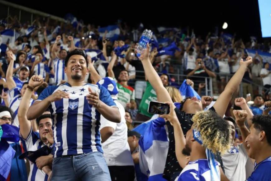 Los aficionados hondureños gritando el golazo de Romell Quioto.