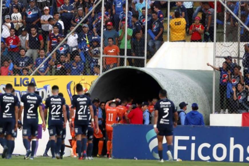 Aficionados del Motagua le tiraron de todo a los jugadores de la UPN en Comayagua.