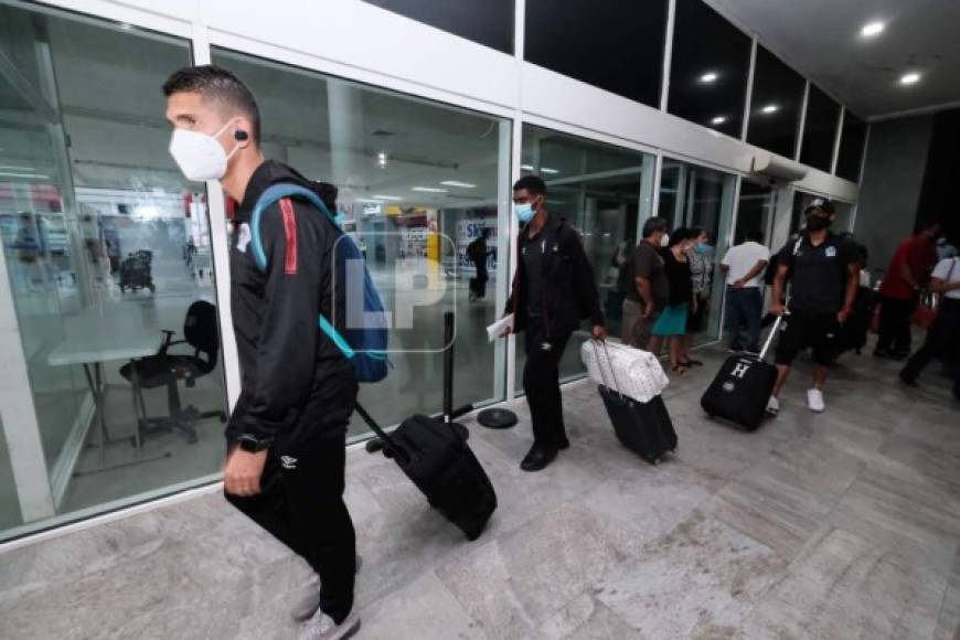 Los jugadores del Olimpia cuando salían del aeropuerto Ramón Villeda Morales de San Pedro Sula.