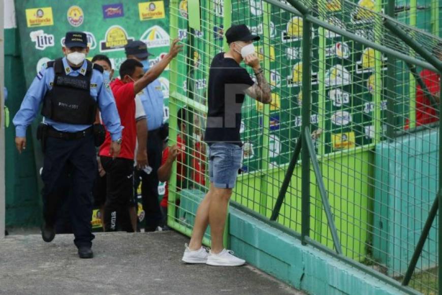 Así fue captado Ryduan Palermo en el Yankel observando el partido. El delantero argentino no pudo jugar con Marathón por su expulsión en la jornada pasada contra el Vida.