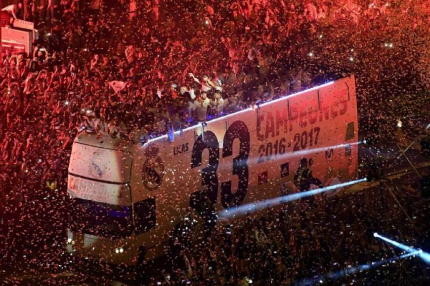 Los futbolistas madridistas disfrutaron en el autobús el camino a la Plaza Cibeles.