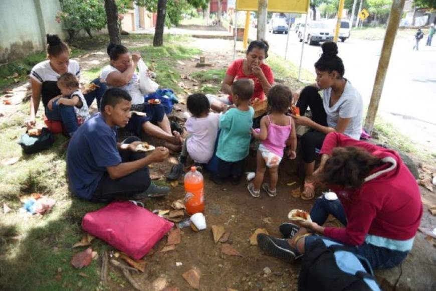 Las familias toman breves descansos para alimentarse, retomar fuerzas y luego proseguir su camino hacia EEUU.