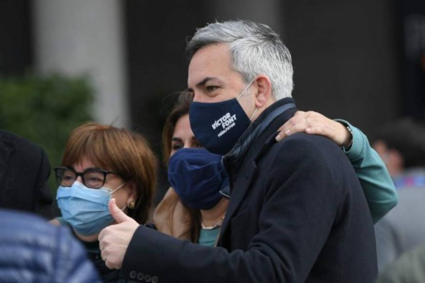 - El candidato a la presidencia del FC Barcelona Víctor Font votó en el Camp Nou a las 11.30 h, 15 minutos más tarde de lo previsto.