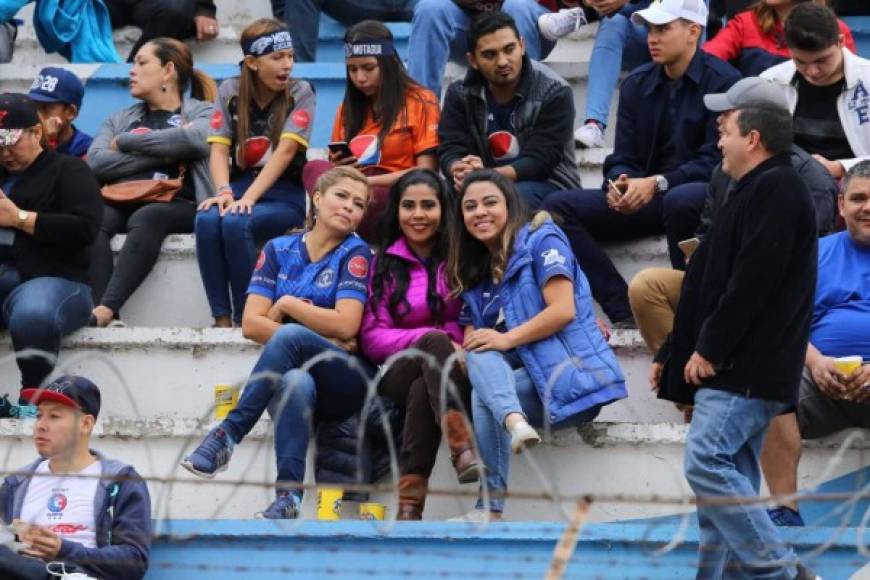 Bellas aficionadas en las gradas del estadio Nacional disfrutando de la gran final.