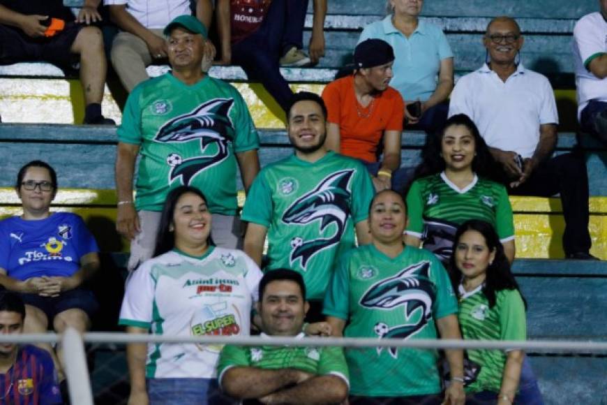 Estos aficionados del Platense no dejaron solo a su equipo y pese al feriado, llegaron para darle el apoyo al cuadro porteño.