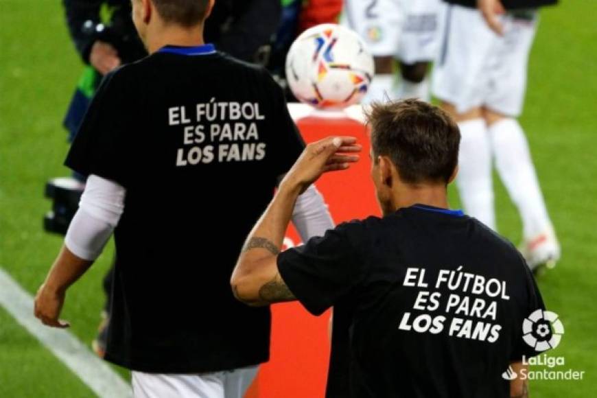 “El fútbol es para los fans, gánatelo”. Los jugadores del 'Geta' saltaron al Camp Nou con unas camisetas en contra de la Superliga, de la que forma parte el Barcelona.