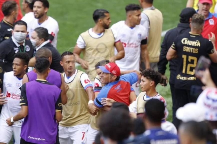 Golpes, empujones e insultos se pudieron observar en el zafarrancho entre jugadores y cuerpo técnico de ambos equipos hondureños. Troglio y Diego fueron controlados por sus pupilos y posteriormente fueron expulsados.