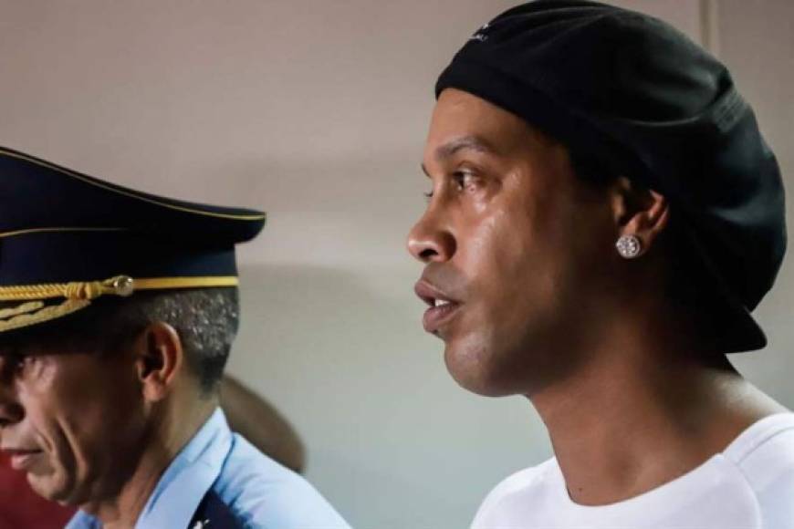 El 4 de marzo el mundo del deporte fue sacudido con la noticia de que Ronaldinho había sido detenido en Paraguay por presentar documentación falsa al ingresar al país. El exjugador inclusive celebró sus 40 años de edad tras las rejas.