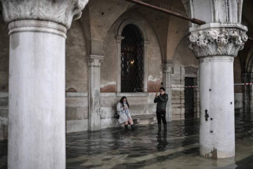 Venecia se ve afectada regularmente por el fenómeno 'Acqua alta', picos de mareas particularmente pronunciados que provocan la sumersión de una parte, más o menos grande, de la zona urbana insular.