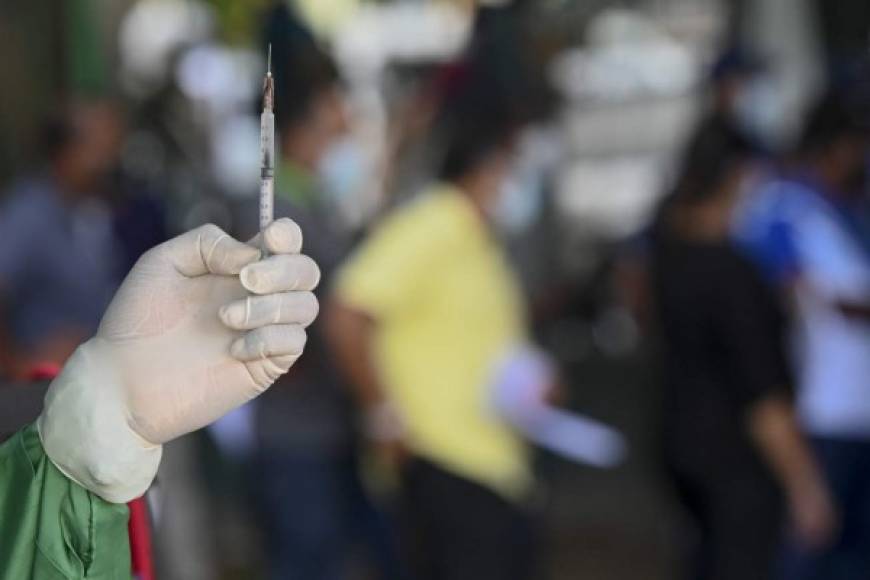 La vacuna de Sinopharm se ha mostrado también eficaz ante variantes ya muy extendidas del coronavirus, como la 'británica' o la 'brasileña', aunque no hay datos todavía suficientes para medir su respuesta a las detectadas primero en Sudáfrica o India, también presentes en decenas de países.