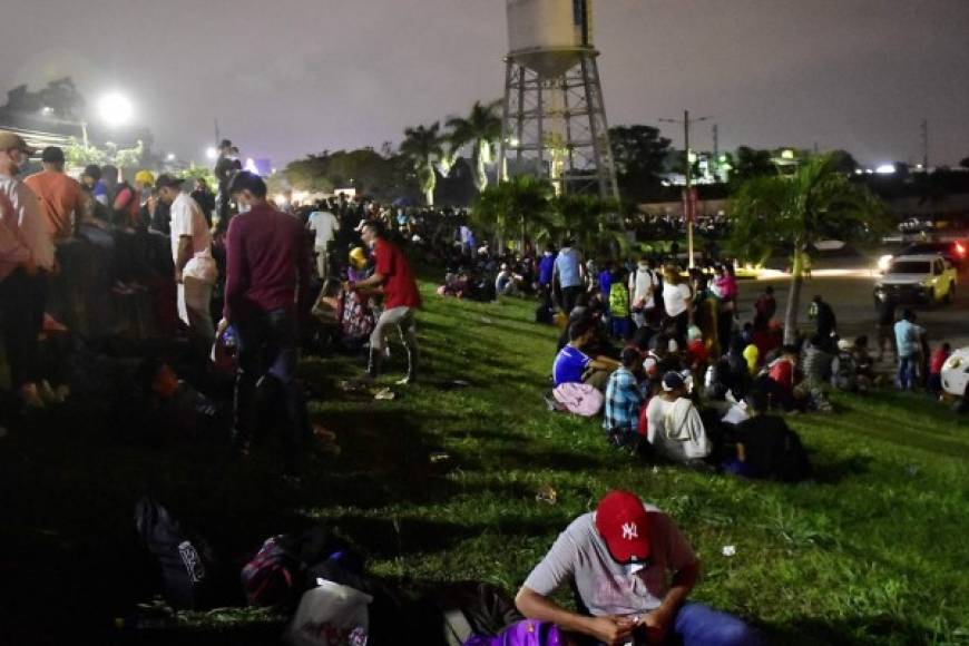 Los migrantes, hombres, mujeres y niños con una mochila a la espalda, decidieron irse por el punto de Agua Caliente, departamento occidental de Ocotepeque, fronterizo con Guatemala.